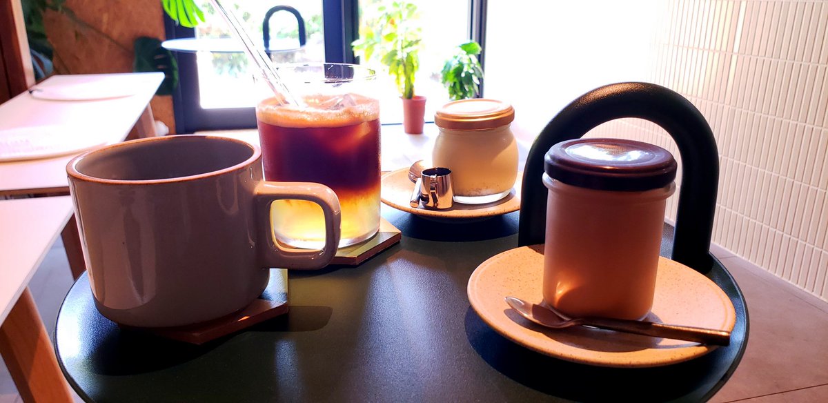 yamadalulusr400's tweet photo. 茂原市の旅館のカフェ

⁡落ち着いた雰囲気の中⁡
エスプレッソトニックが
コーヒーと炭酸とフレーバーで
爽やかすぎた！⁡
暑い⁡夏にはこれに限る
プリンとの相性もバッチリ⁡

⁡チョコレートプリンは
ほぼ生チョコ⁡で濃厚
⁡ホットコーヒーが正解！

お勧めできる素敵なカフェ✨
#食ツー
#FFEEL⁡ https://t.co/tVzvBLq8h9