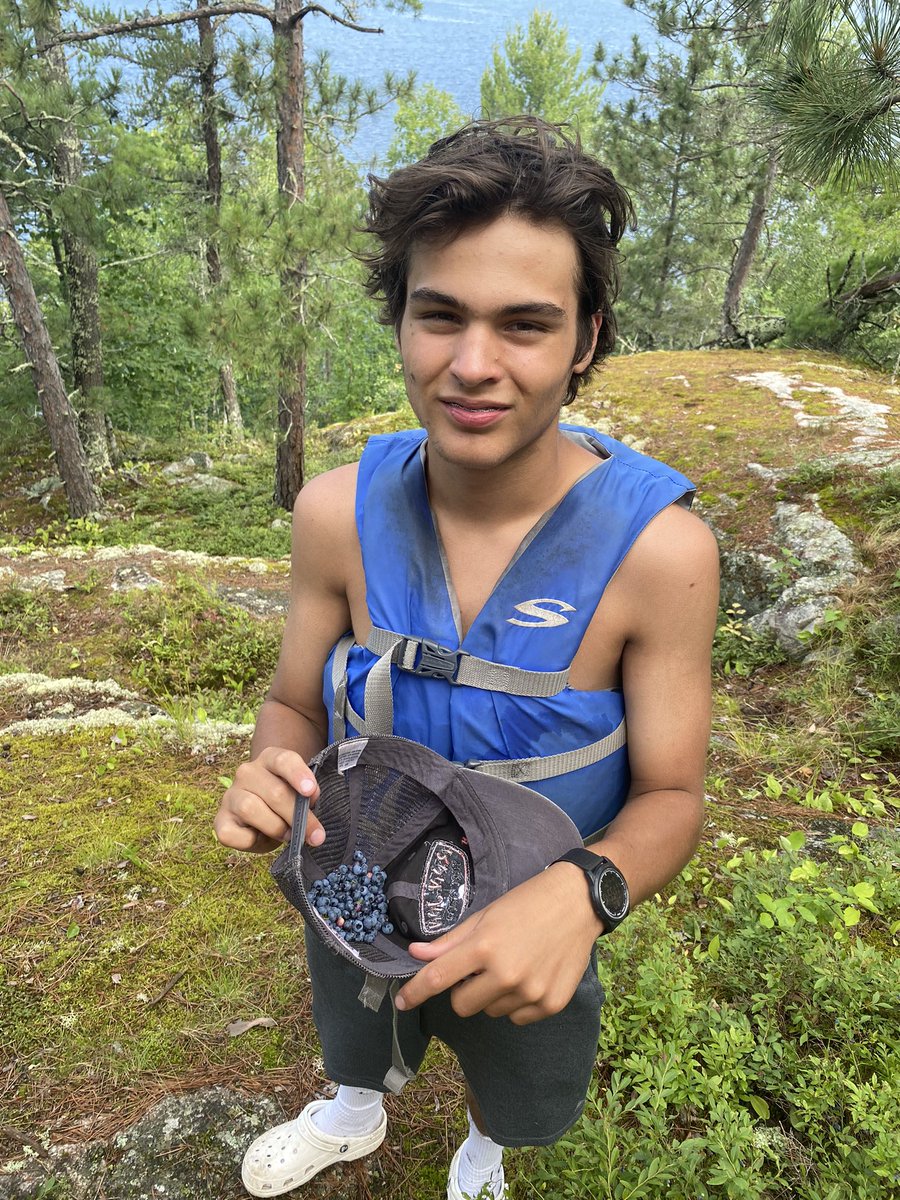 VoyageursCLV's tweet photo. Et les bluets en plus! And a major blueberry expedition as well! https://t.co/aiRbWtGDUi