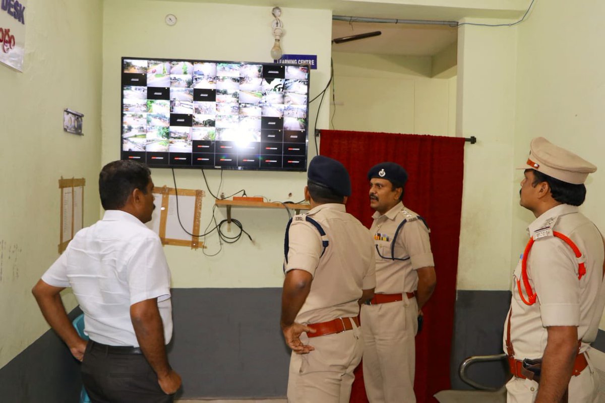 SP KOTHAGUDEM (@spkothagudem) on Twitter photo గుండాల,కొమరారం,ఇల్లందు పోలీస్ స్టేషన్లను జిల్లా ఎస్పీ వినీత్.జి గారితో కలిసి సందర్శించి వరద ప్రభావిత ప్రాంతాల వివరాలను అడిగి తెలుసుకున్న ఐజీ చంద్రశేఖర్ రెడ్డి గారు.గుండాల మండలం ముత్తాపురంలో వరదల్లో చిక్కుకున్న 12 మందిని కాపాడిన 05గురు ఈతగాళ్లను అభినందించిన ఐజీపి.<a href="/TelanganaDGP/">DGP TELANGANA POLICE</a> గుండాల,కొమరారం,ఇల్లందు పోలీస్ స్టేషన్లను జిల్లా ఎస్పీ వినీత్.జి గారితో కలిసి సందర్శించి వరద ప్రభావిత ప్రాంతాల వివరాలను అడిగి తెలుసుకున్న ఐజీ చంద్రశేఖర్ రెడ్డి గారు.గుండాల మండలం ముత్తాపురంలో వరదల్లో చిక్కుకున్న 12 మందిని కాపాడిన 05గురు ఈతగాళ్లను అభినందించిన ఐజీపి.<a href="/TelanganaDGP/">DGP TELANGANA POLICE</a>