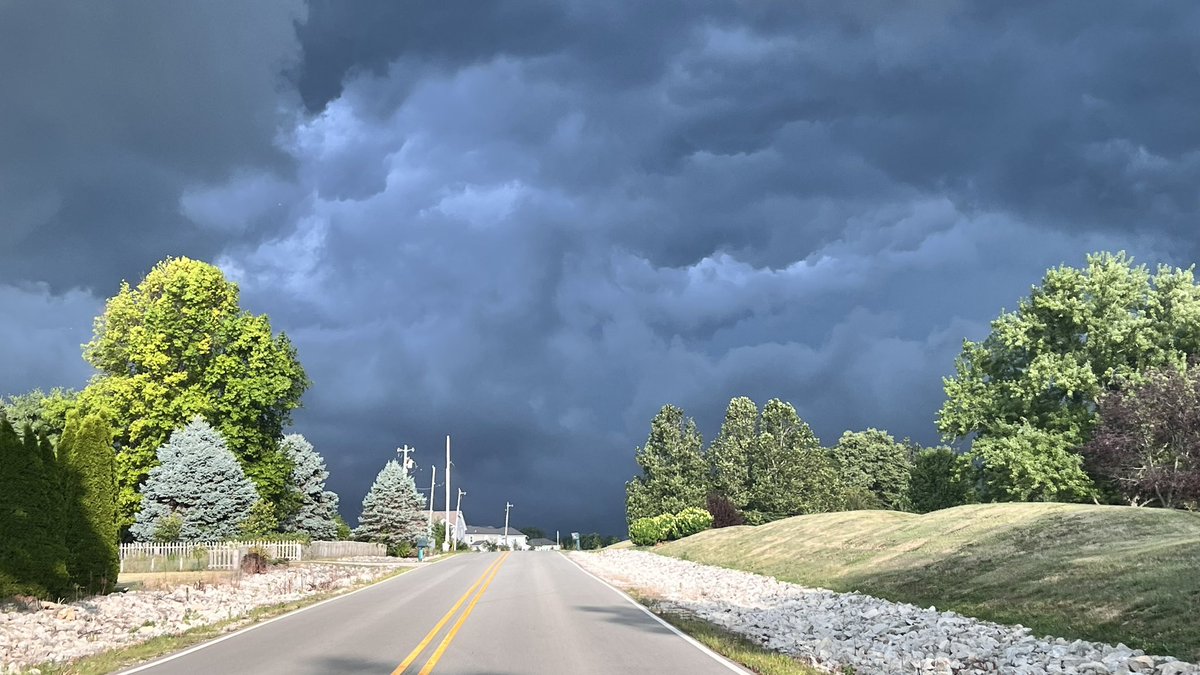 megmsimpson's tweet photo. A few of the clouds on the Friday drive in. Wind &amp; rain right behind ⛈️ @ChuckWTHR @KellyGreeneWTHR @SeanAshWX @angelabuchman @LindseyWTHR13 https://t.co/5AlXHSuS1B