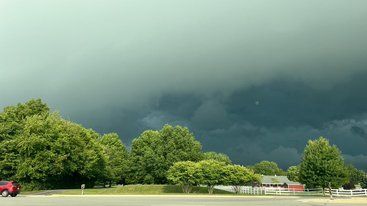 megmsimpson's tweet photo. A few of the clouds on the Friday drive in. Wind &amp; rain right behind ⛈️ @ChuckWTHR @KellyGreeneWTHR @SeanAshWX @angelabuchman @LindseyWTHR13 https://t.co/5AlXHSuS1B