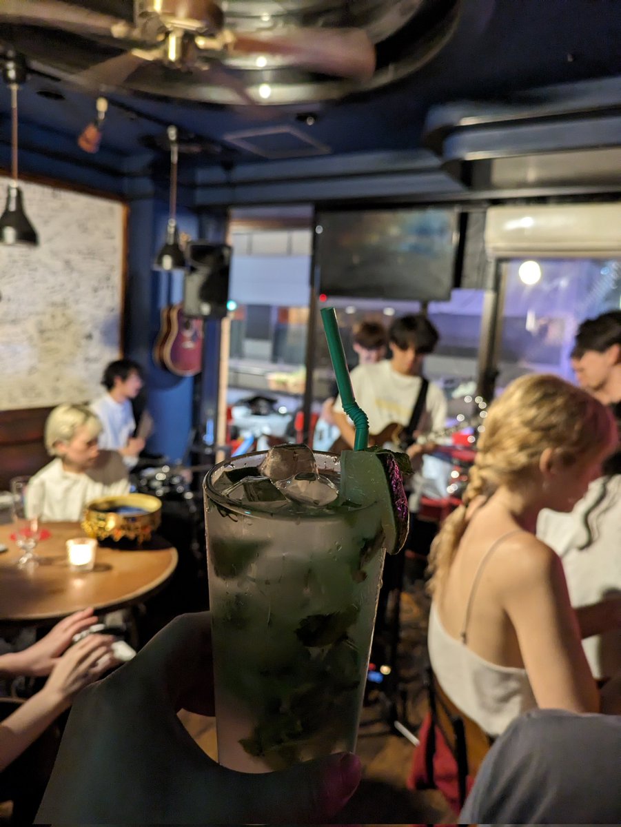 fuzikenn's tweet photo. いい音楽とお酒で最高の夜だった。レイラとHALLY with フジロックお留守番組。のっけからインスト曲で上がったし、レイラは初めてのアコースティック編成で歌詞がより沁みた。有明さんの歌い方ってアコースティックに合うよね。店長さんのナイスブッキングありがとう。 #BEEMARS https://t.co/rhxLwsq4LA