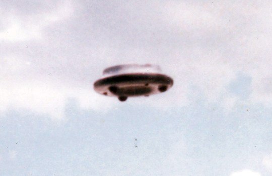 nelvaldez's tweet photo. 🛸Fotografía de supuesto OVNI en ejido El Terrero #Montemorelos NL en 1994 por el Sr. José Martínez. 

Foto tomada con una Kodak 35mm  La imagen original puede verse expuesta en el restaurante "El Charro" en El Álamo #NuevoLeón

Fue en un día caluroso del verano de 1994, en una carne asada en Montemorelos. Los amigos de Don José se fueron al río mientras él quedó cuidando de la carne en el asador cuando sintió que algo flotaba atrás de él.

"Pensé que mis amigos me estaban jugando una broma, que quizá habían aventado un traste o algo para asustarme. Pero, después de unos segundos, el objeto seguía en el aire"  Sin saberlo Don José capturó 2 fotografías en su Kodak 35mm que quedarían para la historia.

#UFOs #OVNIS