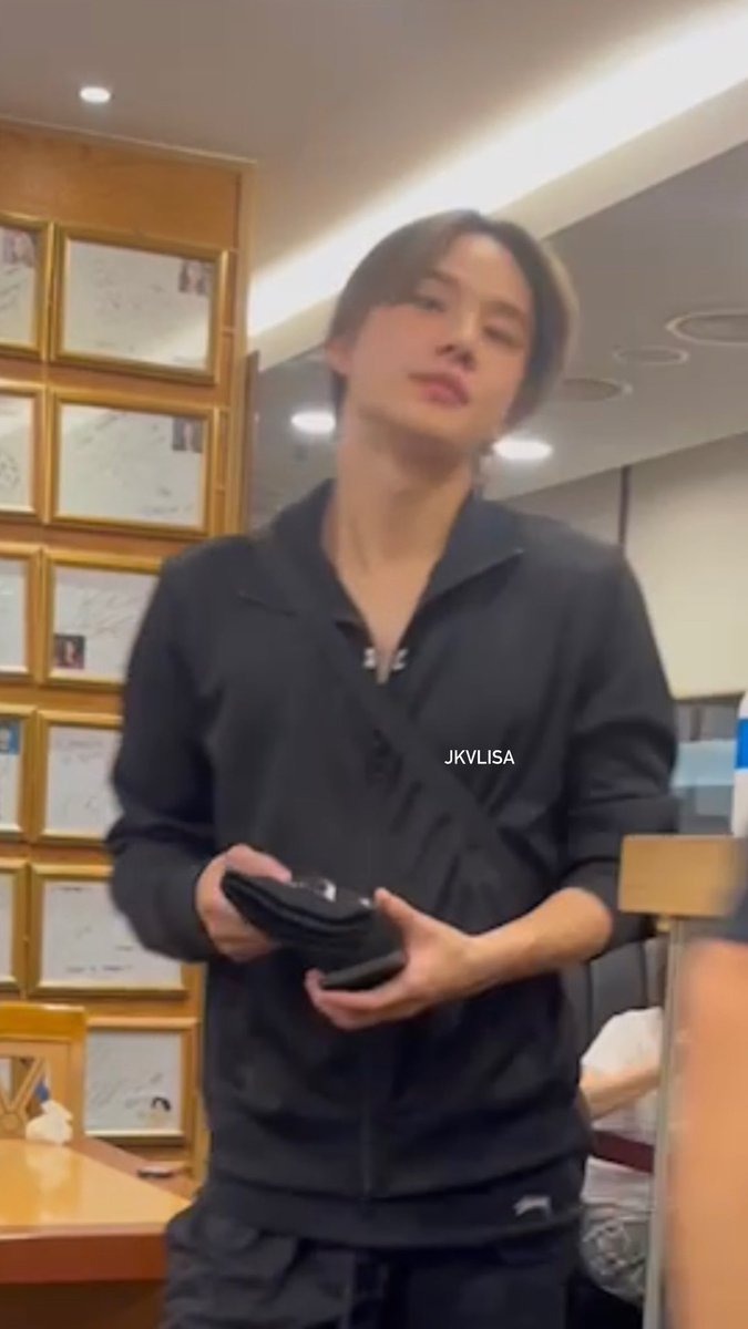 JKVLISA's tweet photo. มากินปิ้งย่างตามรอยจองกุก แต่คือบังเอิญเจอจองอู2รอบละ ทำไมกับเมนหนูไม่ได้ยังงี้นะ😅 #jungwoo #NCT127 https://t.co/OInHFt935J