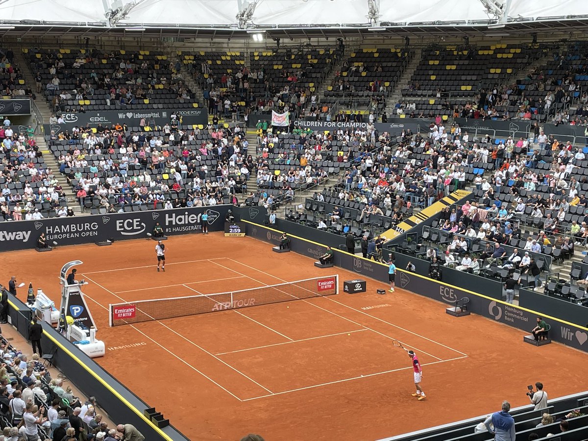 KemClaud's tweet photo. Am Vormittag noch im TV gesehen, jetzt live dabei. 🎾 Flucht aus der Einsamkeit in der Wohnung …. 💁🏻‍♀️#Tennis #Rothenbaum #Hamburg #hamburgopen #ATP #WTA https://t.co/l5I753kJVd