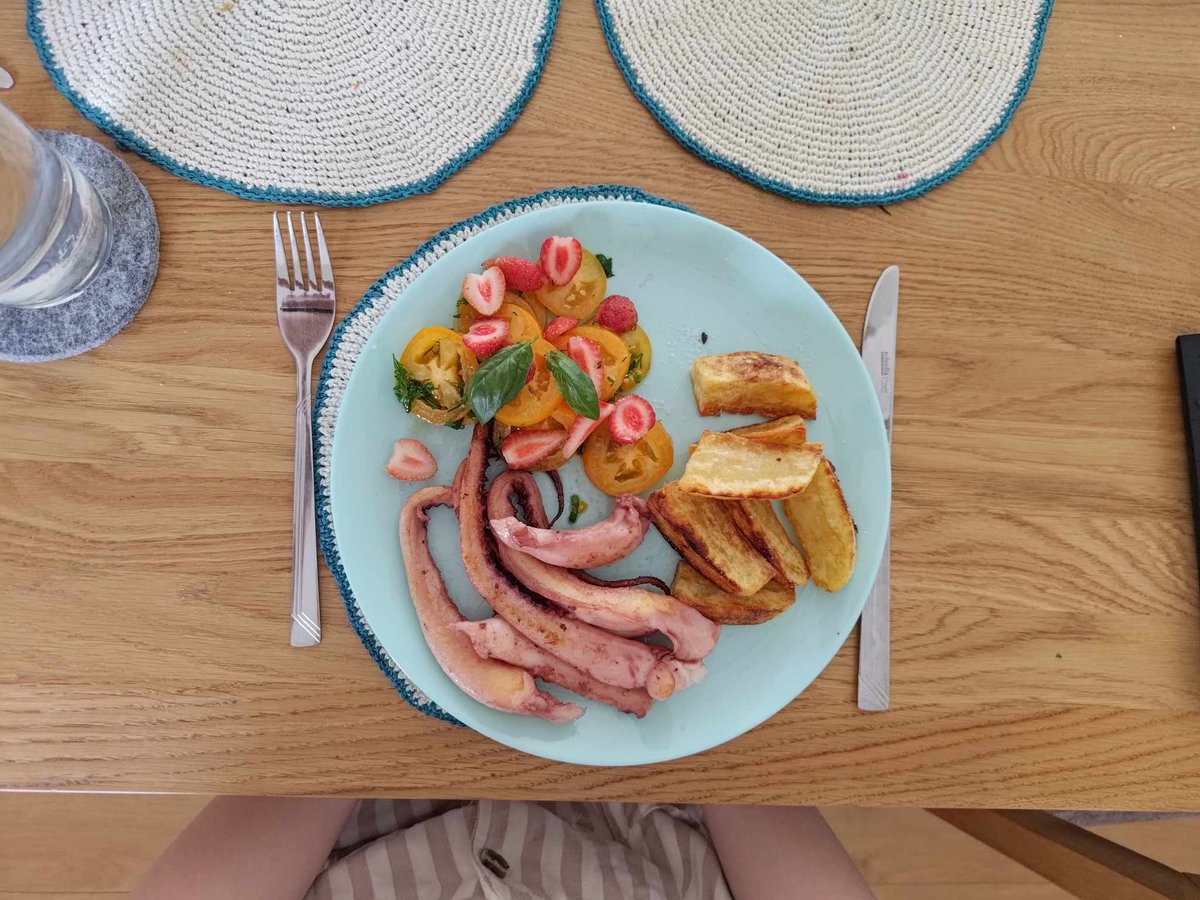 Pamidorų idėja iš momo, o aštuonkojis skaniausias būna tik namie 🥰