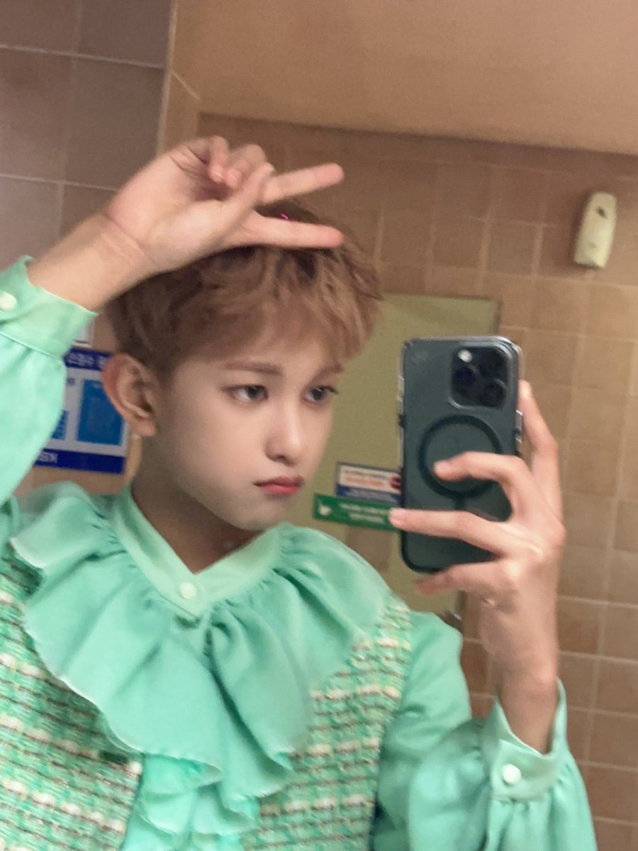 HORI7ON_twt's tweet photo. [🐰] MUSIC BANK UNLOCKED ✅

WAAAAHHHH!! TODAY’S STAGE WAS FUN AS ALWAYS!! for those who are concerned, I hurt my foot a little bit earlier, BUT… IM HEALING SO DONT WORRY! 😤😤👍👍 I LOVE YOU GUYS ❤️❤️

#HORI7ON #호라이즌 #MARCUS #마커스 https://t.co/aI3KyIATkD