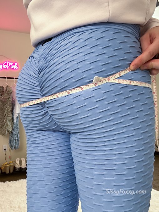 Post pump progress. 3 weeks of hip thrust and deadlift. Small booty, butt dreaming big! https://t.co