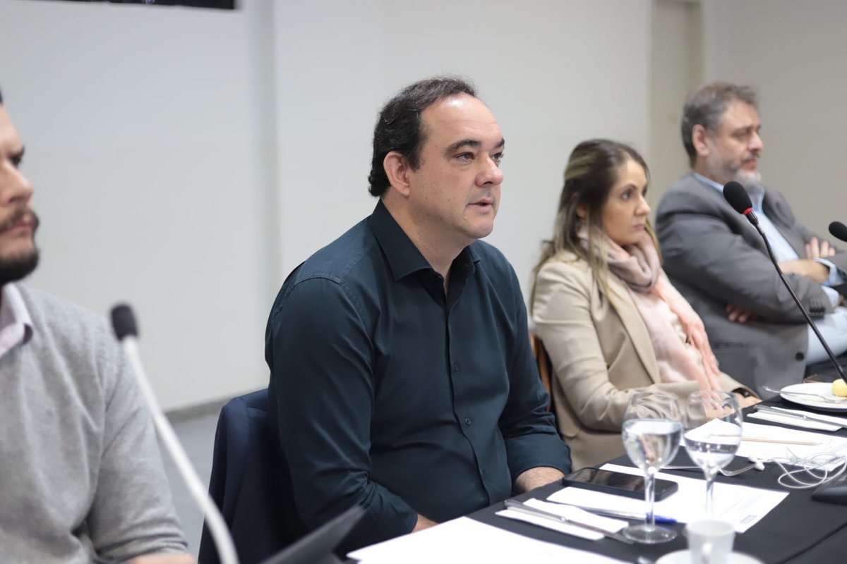 Roscoe_Flavio's tweet photo. Começando o dia com reunião do Conselho Sesi e Senai. Hoje em nosso clube de Betim para que nossos conselheiros conheçam cada vez mais as nossas unidades de perto. #SESIMG #SENAIMG #INDUSTRIA https://t.co/U6XDKc7Jrn