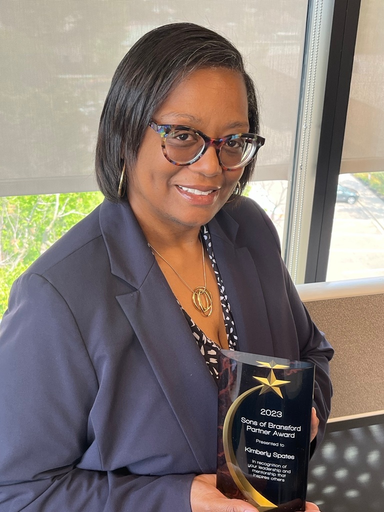 NorthPointMpls's tweet photo. Congratulations to NorthPoint Chief Operating Officer Kimberly Spates for receiving a Sons of Bransford Award. The award honors and celebrates the resilience, service, and success of Black community leaders. Way to go, Kimberly! https://t.co/1xSv6W94yU