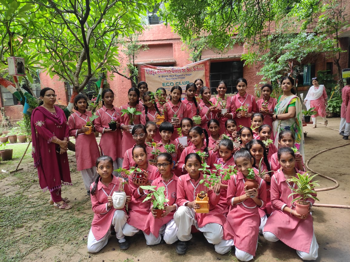 DeepaSinghDOE's tweet photo. She who plants a 🌳,  plants hope ! Staff &amp; Students of @VidyaBhawanGsss participated enthusiastically in #MegaTreePlantation drive held in the School. #OnlyOneEarth @Dir_Education @dilli_shiksha @LetsTalkEdun @VidyanjaliDelhi https://t.co/Zm7NAe2Cv3