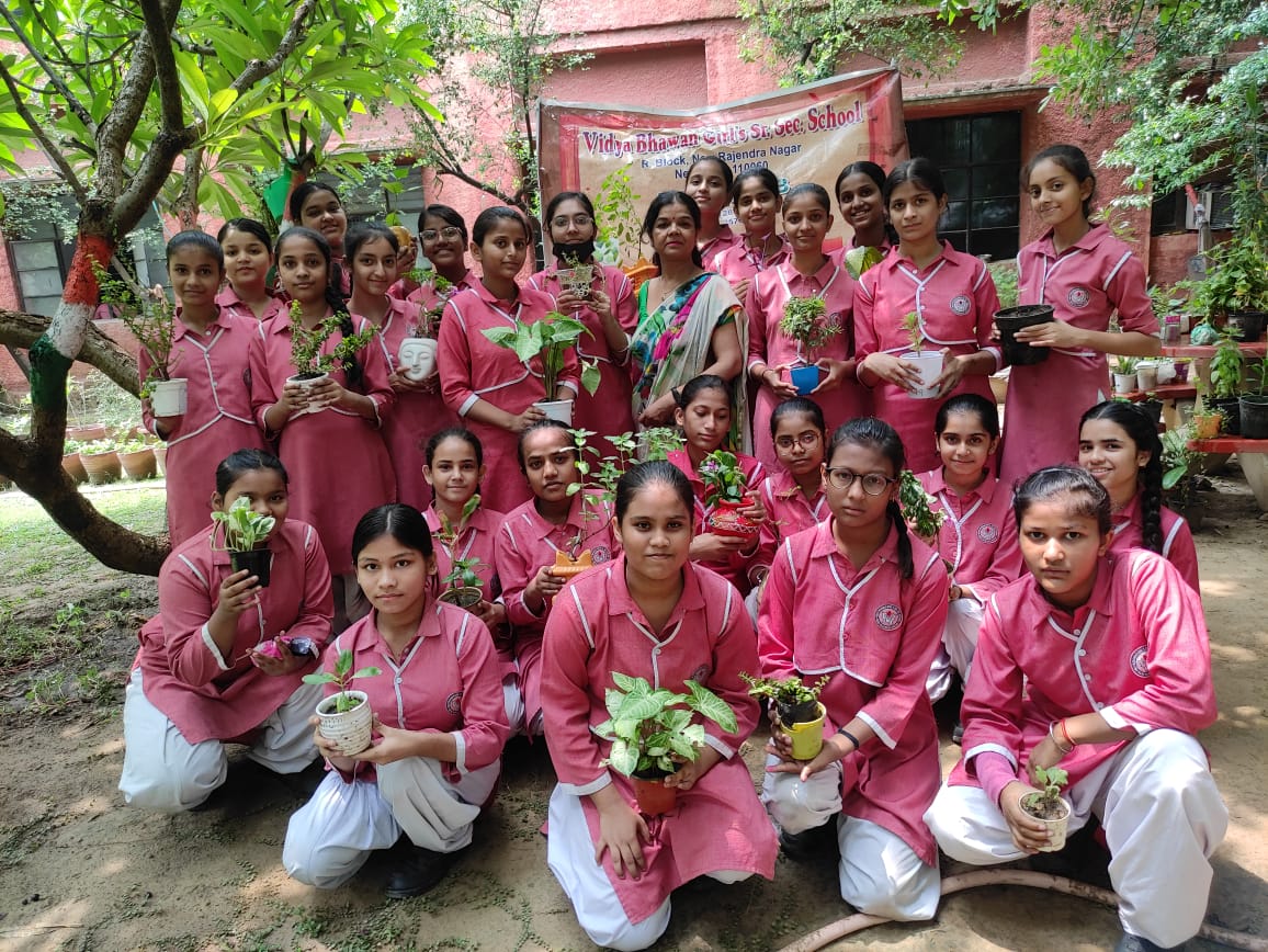 DeepaSinghDOE's tweet photo. She who plants a 🌳,  plants hope ! Staff &amp; Students of @VidyaBhawanGsss participated enthusiastically in #MegaTreePlantation drive held in the School. #OnlyOneEarth @Dir_Education @dilli_shiksha @LetsTalkEdun @VidyanjaliDelhi https://t.co/Zm7NAe2Cv3