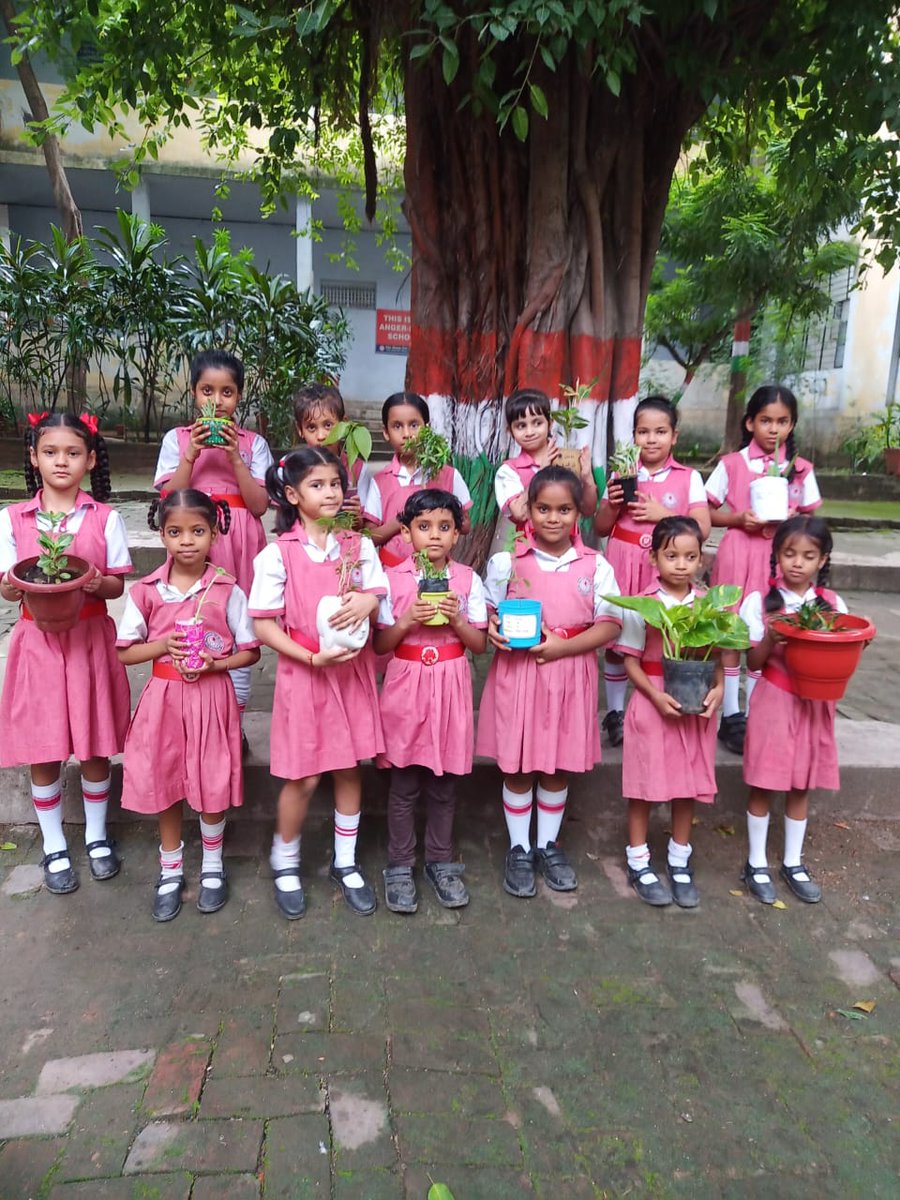 DeepaSinghDOE's tweet photo. She who plants a 🌳,  plants hope ! Staff &amp; Students of @VidyaBhawanGsss participated enthusiastically in #MegaTreePlantation drive held in the School. #OnlyOneEarth @Dir_Education @dilli_shiksha @LetsTalkEdun @VidyanjaliDelhi https://t.co/Zm7NAe2Cv3