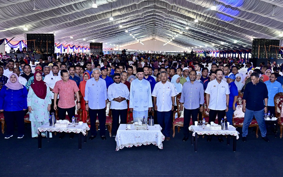 DrZahidHamidi's tweet photo. Petang tadi telah berlangsung siri jelajah terakhir Program Sentuhan Kasih Desa bagi tahun ni yang diadakan di Dungun, Terengganu dan disempurnakan oleh YAB Perdana Menteri, Dato’ Seri Anwar bin Ibrahim. https://t.co/7mY6cA15ru