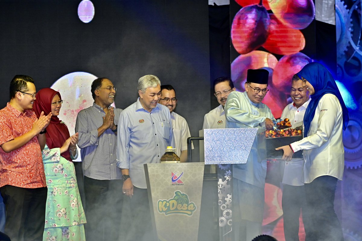 DrZahidHamidi's tweet photo. Petang tadi telah berlangsung siri jelajah terakhir Program Sentuhan Kasih Desa bagi tahun ni yang diadakan di Dungun, Terengganu dan disempurnakan oleh YAB Perdana Menteri, Dato’ Seri Anwar bin Ibrahim. https://t.co/7mY6cA15ru