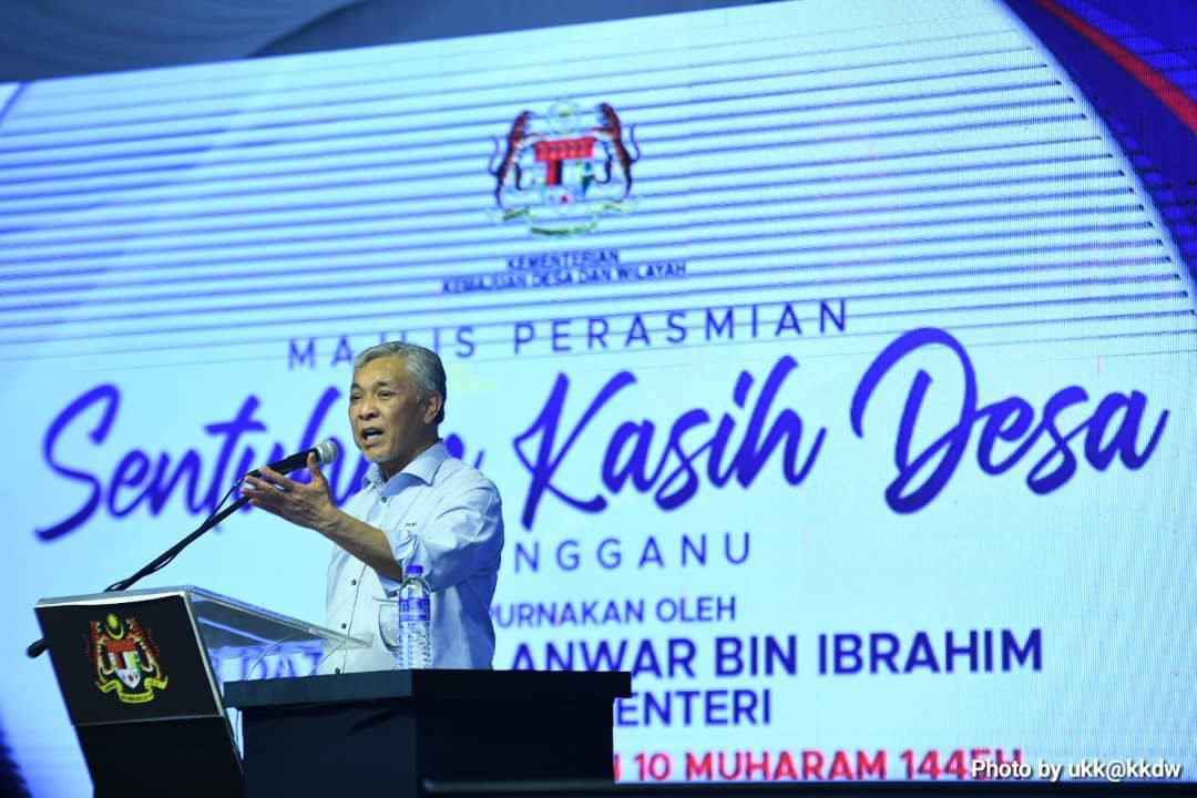 DrZahidHamidi's tweet photo. Petang tadi telah berlangsung siri jelajah terakhir Program Sentuhan Kasih Desa bagi tahun ni yang diadakan di Dungun, Terengganu dan disempurnakan oleh YAB Perdana Menteri, Dato’ Seri Anwar bin Ibrahim. https://t.co/7mY6cA15ru
