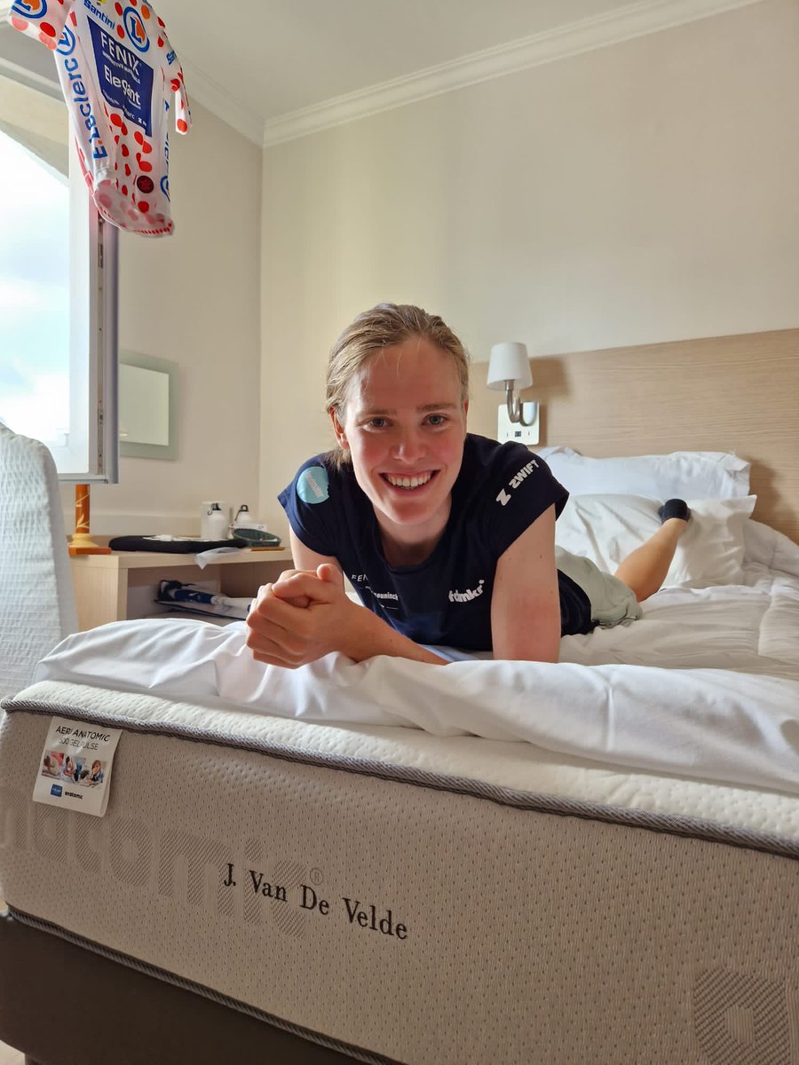 FenixPrTe's tweet photo. Check-in, check-out, 👉 the summary of a Grand Tour. Thanks to #RevorBedding, our riders are guaranteed the best possible night's sleep in this @LeTourFemmes avec @GoZwift, with personalized mattresses and pillows. 🙏
#FenixDeceuninck #FenixElegant #TDFF23 #WatchTheFemmes #Revor https://t.co/eDkJXpujLb