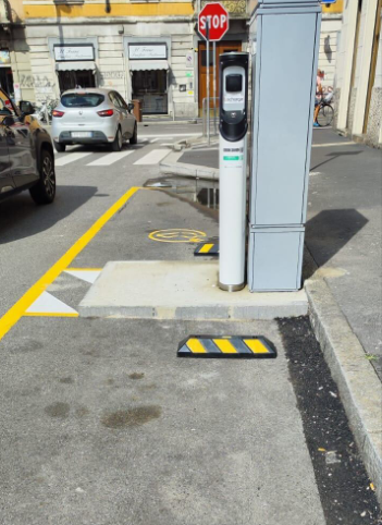 AllProjects1's tweet photo. #Milano ha passato un brutto momento. Noi decidiamo di sostenerla puntando verso una #città più #pulita e #sostenibile. 
Anche tra le pozzanghere il #progresso spunta. 

Solidarietà a tutti coloro che hanno vissuto momenti difficili. https://t.co/JXO9ciebPQ