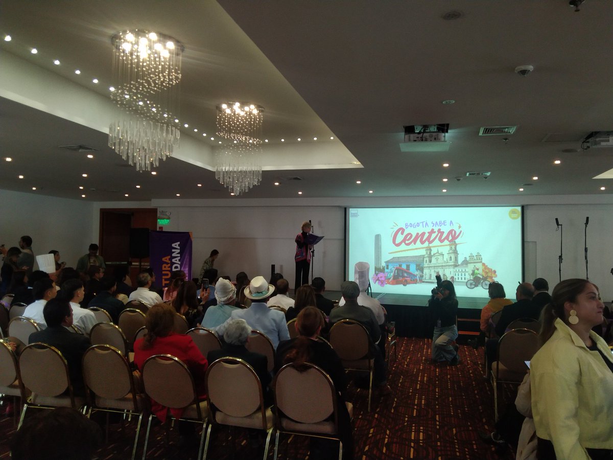 Hoy desde el #clusterdealimentosygastronomia que lidera <a href="/camaracomerbog/">Cámara de Comercio de Bogotá</a>  acompañando la premiación  de #BogotáSabeACentro, liderado por <a href="/CulturaenBta/">Secretaría de Cultura de Bogotá</a> y otros aliados. Bogotá diversa en donde caben todos y todas.  Festivales gastronómicos, una apuesta potente de ciudad.