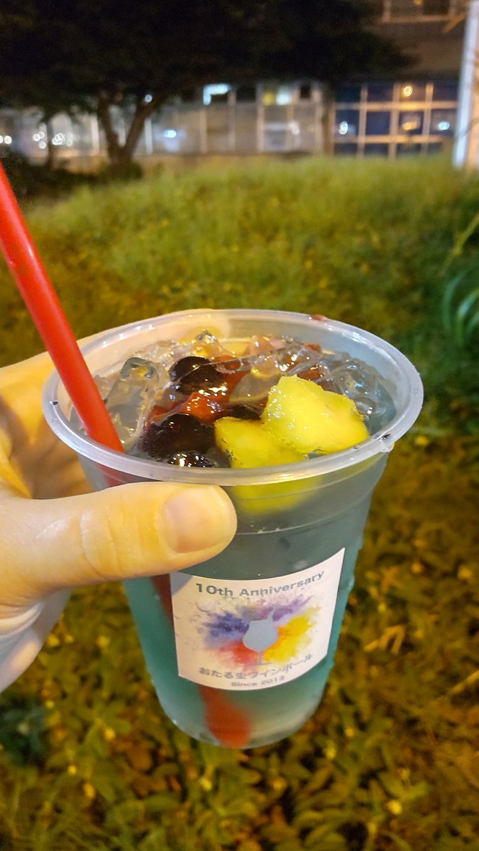 DrkShRHLFvU1OAQ's tweet photo. #生ワインボール
小樽ワインのナイアガラは甘くてとっても飲みやすい(*´ω`*)
アルコール弱いたけのこでもぐびっといけちゃうのもうさいっこーー!!
#DECODERI さんのキッチンカーの
ベリーパフェ!!
甘いものさいっこーーー( ╹▽╹ ) https://t.co/VFEJORpgaw