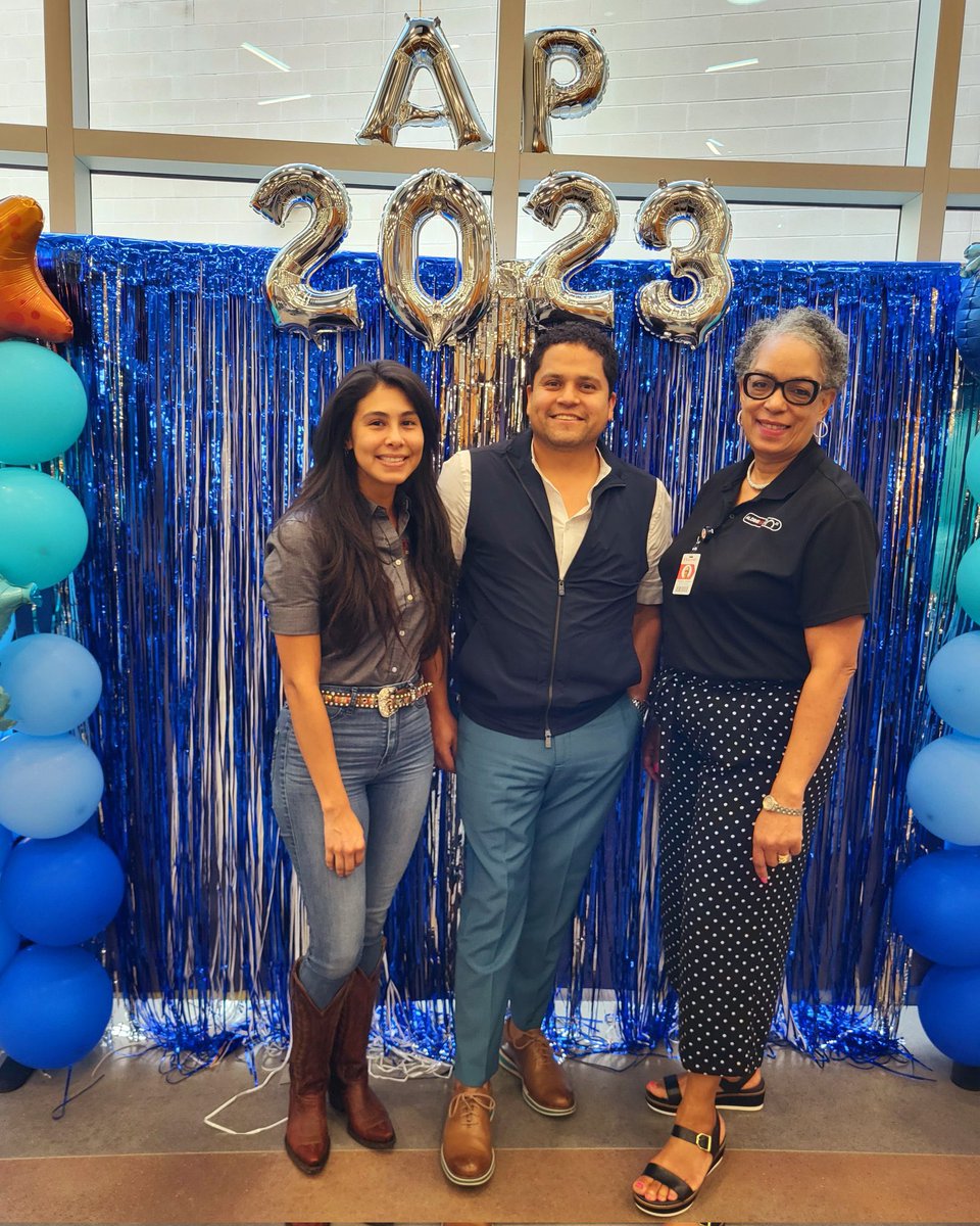 rocharoy's tweet image. Fortunate to embark on my 1st AP appointment @OrangeGroveAISD!

The first days included continuous learning alongside my new team and #APRI cohort wait…
1st year APs.👏🏽#AldineRising🎓

That’s me on the district’s presentation!