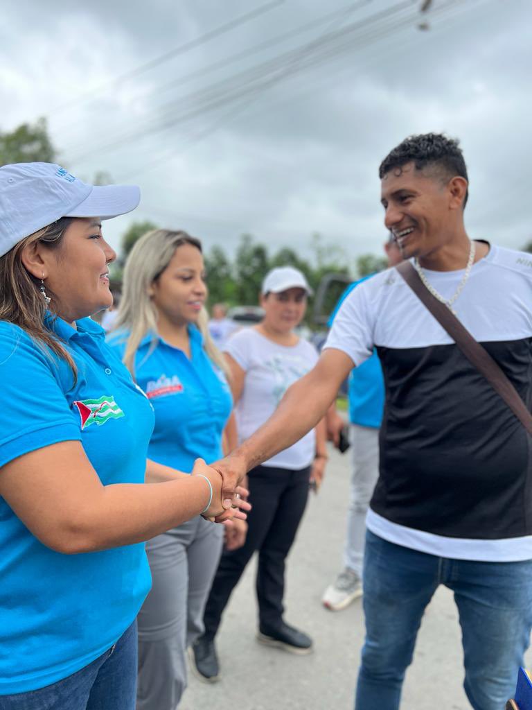 MVANESSAALAVA's tweet photo. Gracias por el apoyo en territorio compañera @RaisaCorral 

Juntas por el continuar de nuestra #RevoluciónCiudadana 

Falta muy poco, #VolveremosASerPatria https://t.co/PJykE3PPa0