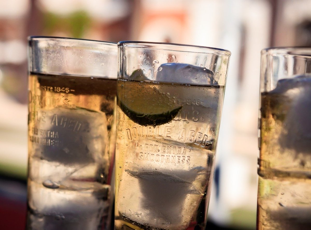 PuertoDeCuba's tweet photo. Si sólo con ver la foto ya siente el frescor, imagina al probarlo... 🧊🍸

Combate el calor sevillano con nuestra selección de cócteles y combinados 🍹

⏲️Hasta las 02:00.
.
.
.
#cocteles 
#cocteleria 
#Sevilla 
#terrazasconencanto 
#baresdesevilla 
#bares
#PuertoDeCubaPremier https://t.co/aVxIwNc1TE