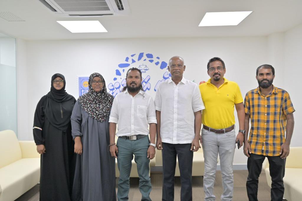 MDPSecretariat's tweet photo. މ.މަޑުއްވަރީ ކައުންސިލްގެ ދެ މެންބަރުންކަމަށްވާ ފާތިމަތު ޝަރާ މުޙައްމަދު އާއި ހައްވާ އިލްހާމާ އިތުރު ބަޔަކާއެކު މިއަދު އެމްޑީޕީއަށް ސޮއި ކުރައްވައިފި. 

#Ibu2023 
#VoteMDP
#UfaaveriAmaanRaajje https://t.co/cRDcjBaKvx