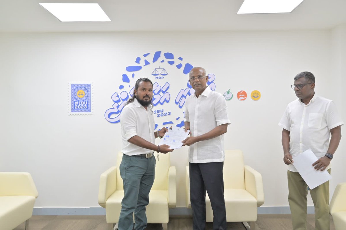 MDPSecretariat's tweet photo. މ.މަޑުއްވަރީ ކައުންސިލްގެ ދެ މެންބަރުންކަމަށްވާ ފާތިމަތު ޝަރާ މުޙައްމަދު އާއި ހައްވާ އިލްހާމާ އިތުރު ބަޔަކާއެކު މިއަދު އެމްޑީޕީއަށް ސޮއި ކުރައްވައިފި. 

#Ibu2023 
#VoteMDP
#UfaaveriAmaanRaajje https://t.co/cRDcjBaKvx