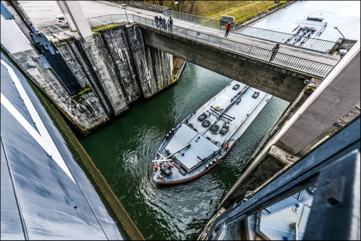 La production hydraulique d'<a href="/EDFofficiel/">EDF</a> en #GrandEst c'est :

🌊12 centrales, 9 barrages, 8 écluses sur le Rhin, 1 barrage à Vieux-Pré, une STEP à Revin
💪2300 MW de puissance installée
⚡️En 2022, une production de 7 TWh soit 14,11% de la production💧française
@EDF_HydroEst