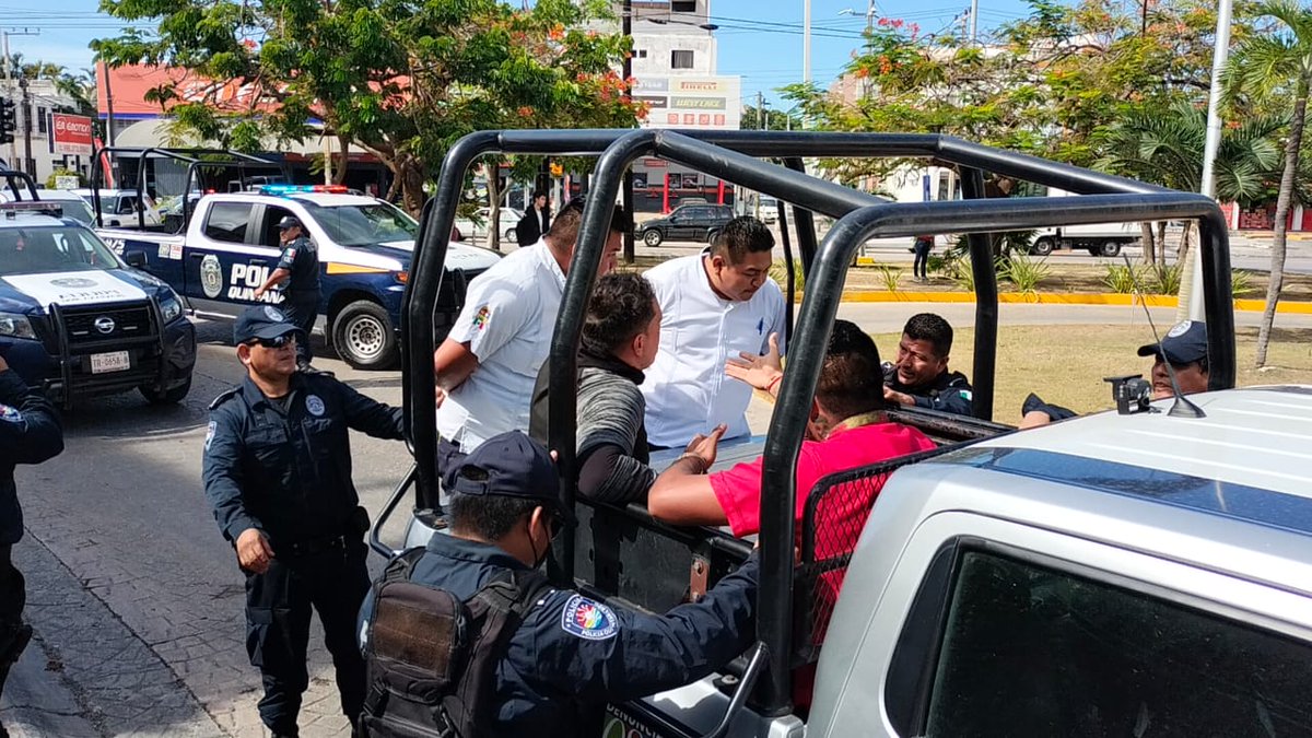 AlexandroCast_'s tweet image. El incidente ocurrió alrededor de las 10:00 horas, cuando algunos taxistas de Playa del Carmen persiguieron una camioneta de transporte turístico, y a otra le poncharon las llantas traseras.