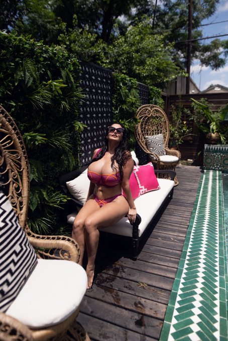 Can&rsquo;t wait to share the final product with you! 💋 https://t.co/nTSWe9Jmiz