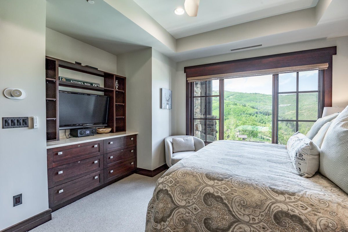 Now this is what I call a “wake up view”!! Imagine waking up slope side, doesn’t that sounds phenomenal? 8894 Empire Club Drive #305, call me for more info!  

#deervalley #skicondo #skiinskiout #luxuryrealestate #teamthompson #realestate #realestateskitours #ssir #summitsothebys