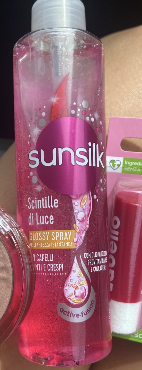 questo prodotto la mia vita è la SVOLTA
ti lascia un profumo che si sente a metri di distanza e i capelli morbidi e stra luccicosi