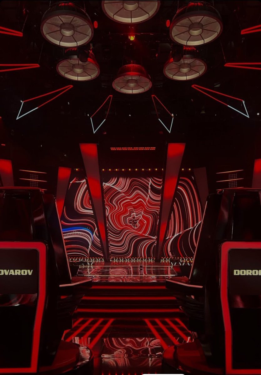 the_hardkiss_f's tweet image. Сцена Європейського сезону Голосу Країни 🔥 🔥 🔥 

Тренери будуть сидіти в такому порядку зліва направо:
Юлія Саніна - Артем Пивоваров - Надя Дорофеєва - Іван Клименко