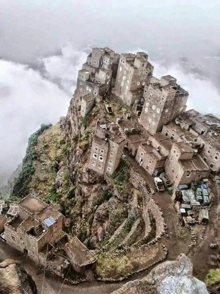 MohammedHojily's tweet photo. When you see a fortified houses above the clouds you must know it's #Yemen, wish you all a good Friday 
#JummahMubarak https://t.co/wUQlQZqJlf