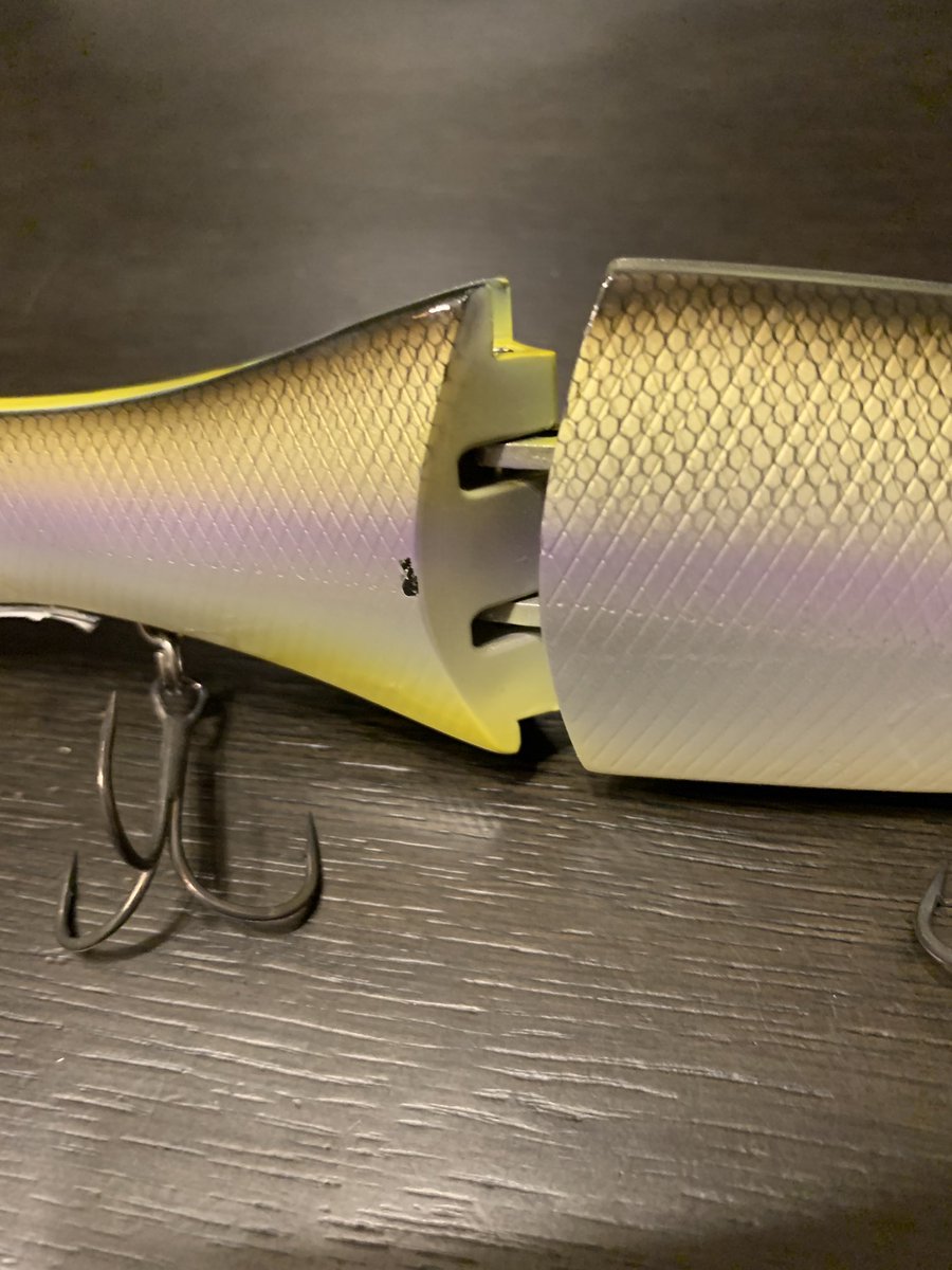 moundoor's tweet photo. 話題の新作、グランドエッジ 190F。
ちょっとデリケートだけど、泳ぎは悪くないと思います。
ただ標準のフレキシブルモードだと自らボディを削る仕様。少し使っただけでもこのとおり。ぶつけてもいないのにこれは少し残念。 https://t.co/0aJr38D2b6