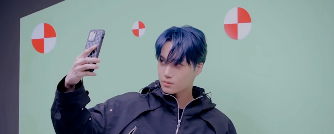 when Jongin goes 🤳🏻