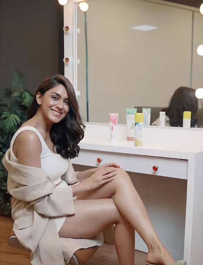 F2IOUqAaEAAyll4?format=jpg&name=900x900