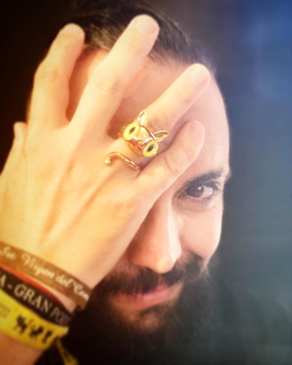 Rafatal_Robles's tweet photo. Inmensamente feliz con mi nuevo anillo Günter de #JavierCalleja by @rodalmayate 
Es una maravilla para tod@s l@s que estamos enamorad@s de #MrGünterTheCatShow de las joyas de #RodAlmayate de #CallejaStudio de Javi y de Ali…
😻💛
#InmensamenteFeliz ❤️ https://t.co/o69uq2STqD