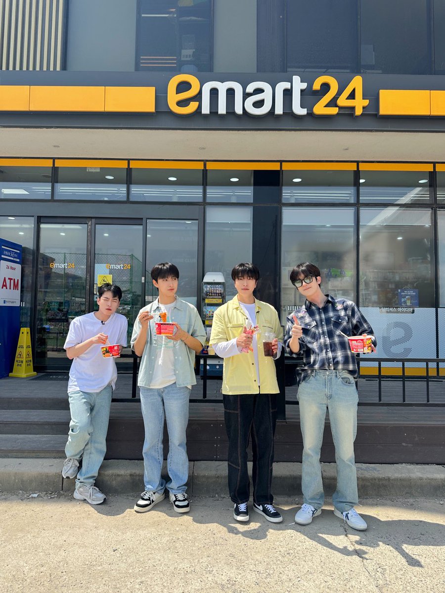 OmegaX_members's tweet photo. [#OX]

힐링MT 고고고!!! 😆

#OMEGA_X #오메가엑스
#재한 #JAEHAN https://t.co/bKcpYIvzim
