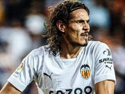 Tato_Aguilera's tweet photo. Boca y el hermano de Edinson Cavani -su representante- se cruzaron los contratos para sellar la incorporación del 9.
Luego de su desvinculación del Valencia, todo indica que hoy se cierra su llegada.
Refuerzo Top para la institución Azul y Oro. https://t.co/eSA3Lp61k1