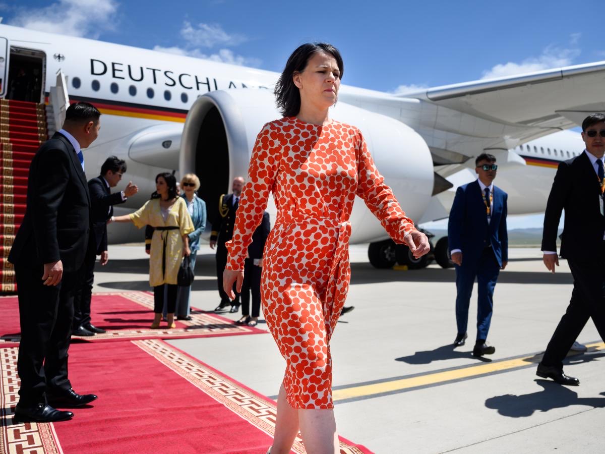 Just arrived in #Niger. I think a horse kicks me – it is really hot here (due to #ClimateCrisis). Now I will negotiate with the military of Niger. Stay tuned.