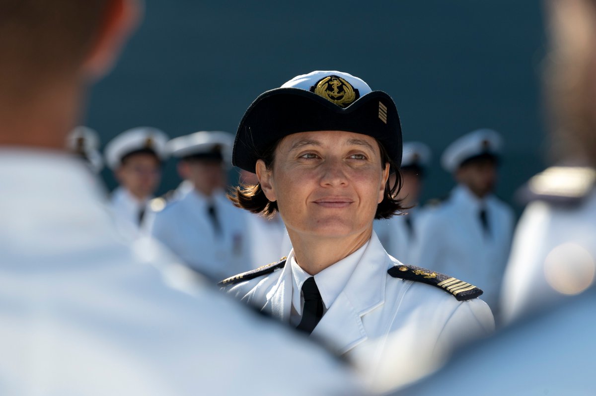 MarineNationale's tweet image. [#PassCom] C’est la fin de semaine, et l’occasion de faire un bilan sur les dernières passations de commandement !

Le CV Jérôme Henry prend le commandement la (FREMM DA) Alsace

Le CV Christine Ribbe prend le commandement de l'équipage B (FREMM) Languedoc