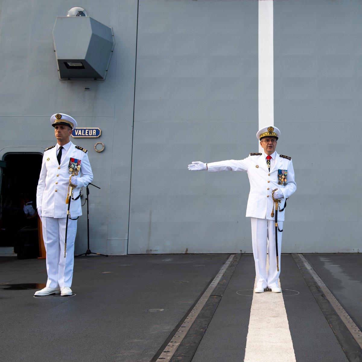 MarineNationale's tweet image. [#PassCom] C’est la fin de semaine, et l’occasion de faire un bilan sur les dernières passations de commandement !

Le CV Jérôme Henry prend le commandement la (FREMM DA) Alsace

Le CV Christine Ribbe prend le commandement de l'équipage B (FREMM) Languedoc