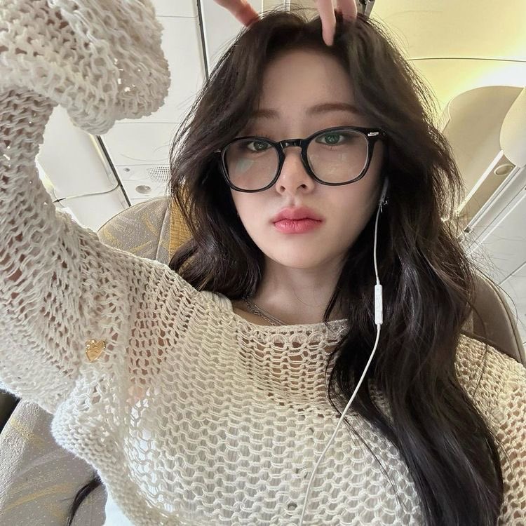 sserapics's tweet photo. huh yunjin in glasses>>> https://t.co/3vIbK8mrp1