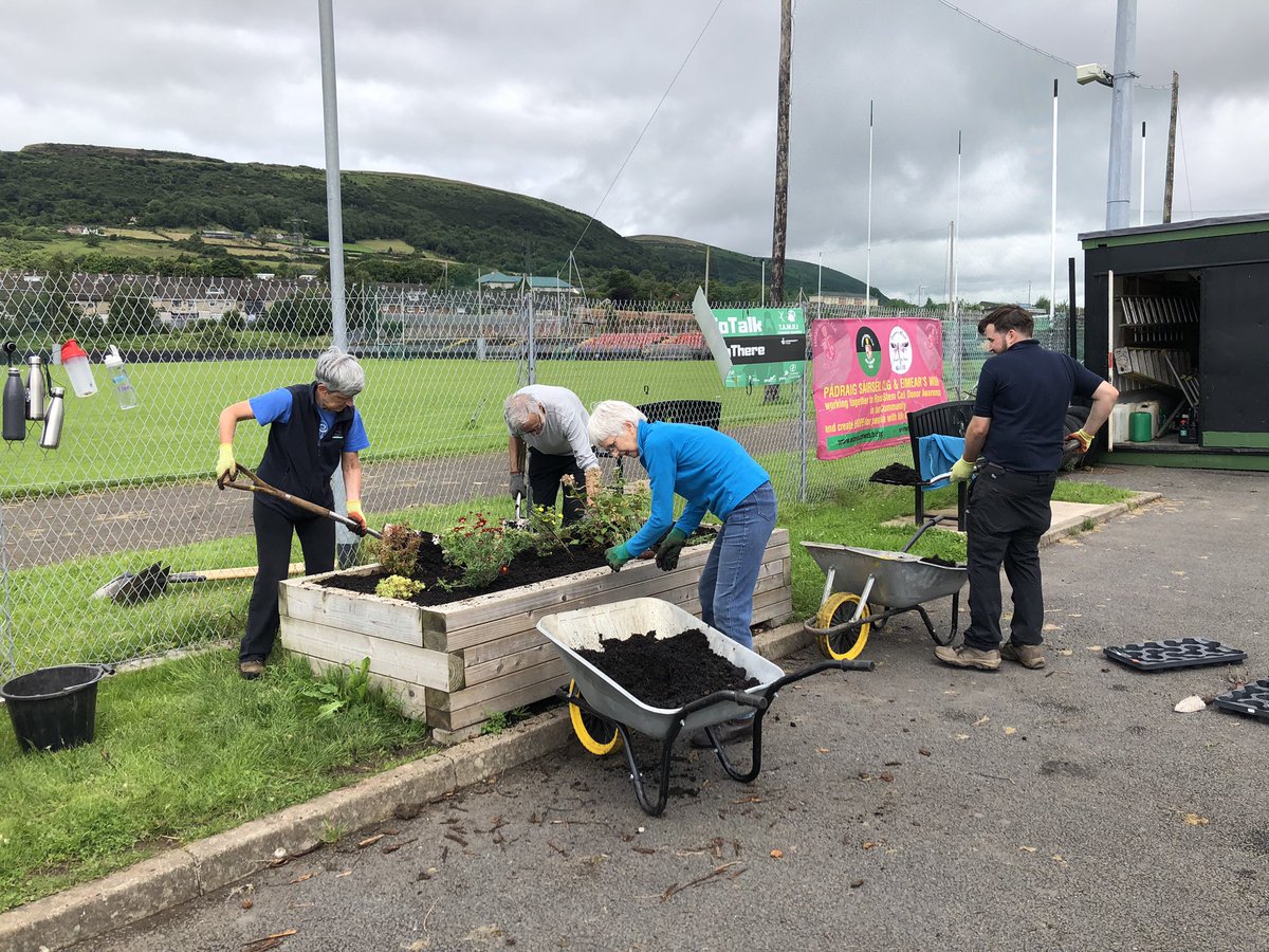 Natural_WP's tweet photo. Thanks to @BelfastHills volunteers for helping out @Paddies1906 We are re vamping the raised planters to include a wide variety of pollinating and perennial plants. Plants and compost are one thing but sometimes you need a little help from your friends 😄#communitysupport https://t.co/By0mVUz26V