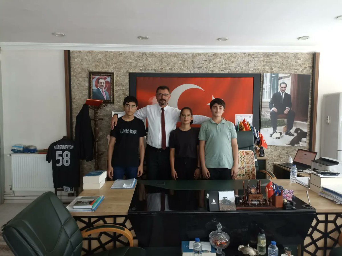 kangalmem58's tweet photo. #2023LGS'de dereceye giren öğrencilerimiz, İlçe Milli Eğitim Müdürümüz Mustafa Alkan ile birlikte Belediye Başkanı Sayın Ahmet Kürşat Apaydın'ı ziyaret ettiler. Öğrencilerimiz ve aileleriyle bir süre sohbet eden Sayın Apaydın, emeği olan öğretmenlerimize ve velilere teşekkür etti https://t.co/Fxg9su32z4