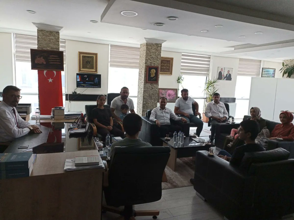 kangalmem58's tweet photo. #2023LGS'de dereceye giren öğrencilerimiz, İlçe Milli Eğitim Müdürümüz Mustafa Alkan ile birlikte Belediye Başkanı Sayın Ahmet Kürşat Apaydın'ı ziyaret ettiler. Öğrencilerimiz ve aileleriyle bir süre sohbet eden Sayın Apaydın, emeği olan öğretmenlerimize ve velilere teşekkür etti https://t.co/Fxg9su32z4