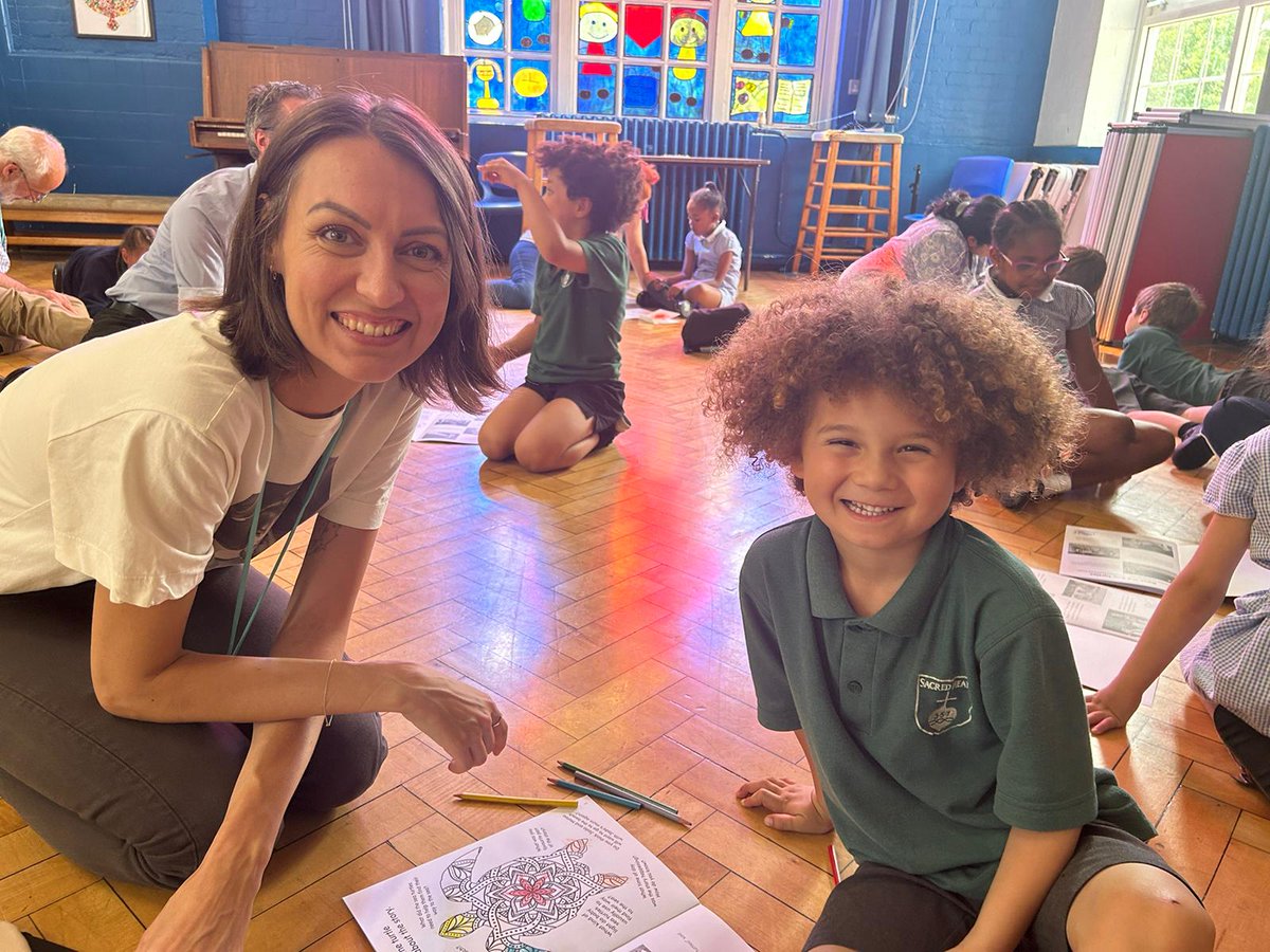 It's lovely to see our Chapter One children so relaxed and happy with their online reading volunteers when they meet them IRL at the end of a year of reading online together. Here's Eva from <a href="/Euromonitor/">Euromonitor</a> meeting her young student at <a href="/SacredHeart_CS/">Sacred Heart</a>  #Islington.